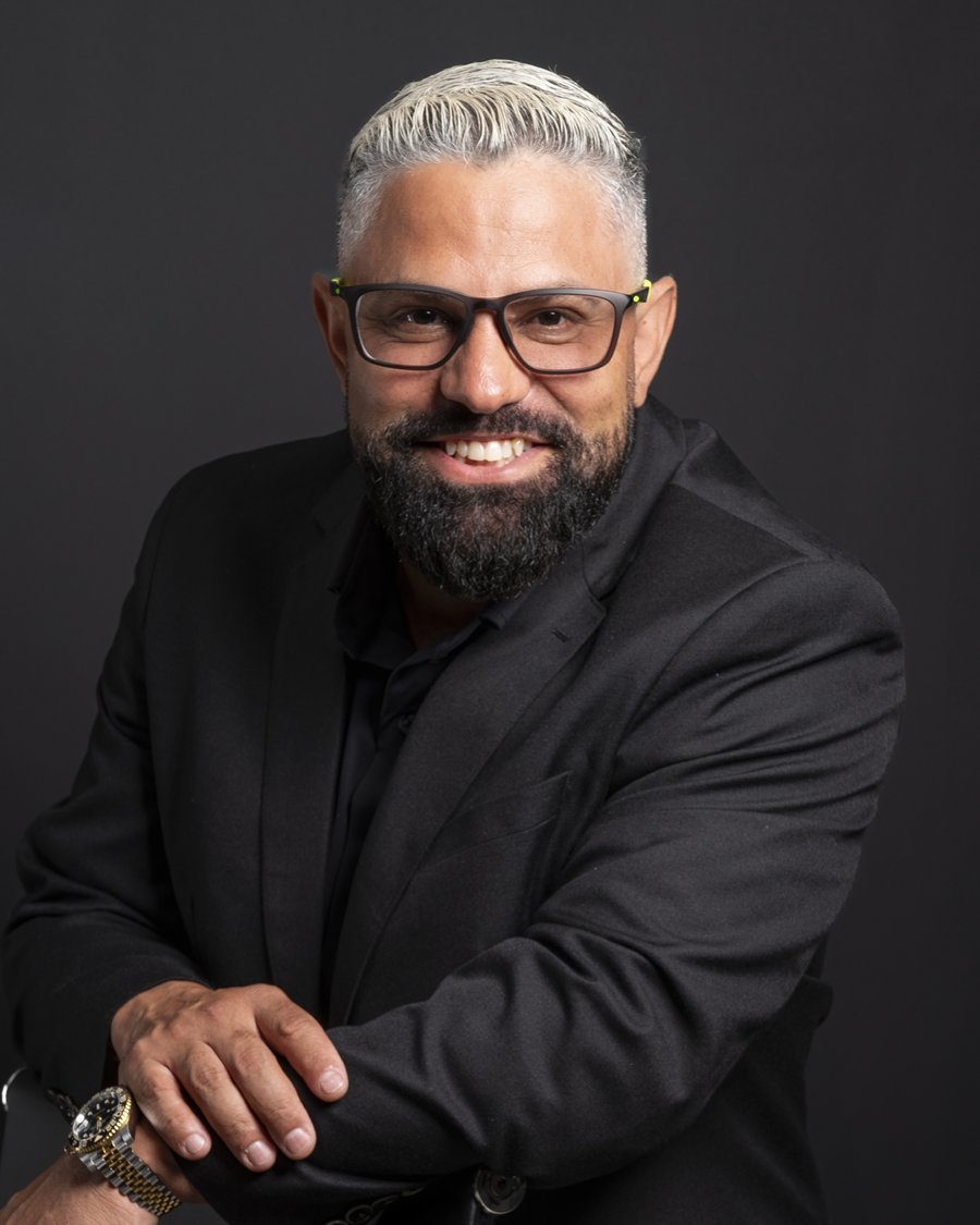 Retrato de Evandro, mentor da Mentoria Performance, de terno preto